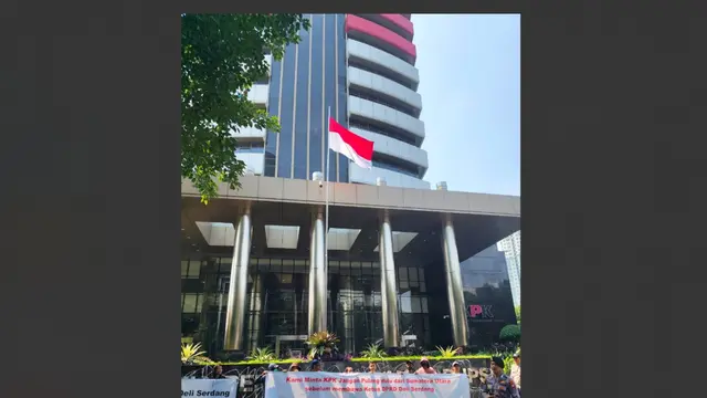 Massa Gerakan Aktivis Mahasiswa Bersatu melakukan aksi unjuk rasa di depan Gedung Merah Putih Komisi Pemberantasan Korupsi (KPK) Jakarta pada Senin (7/7/2025).