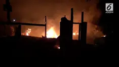 Sebuah warung kopi di SIdoarjo terbakar. Pemilik warung kopi menjadi korban tewas dalam kejadian itu.