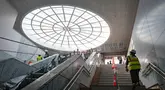 Pekerja menyelesaikan proyek pembangunan MRT Jakarta Fase 2A di Stasiun MRT Monas, Jakarta, Rabu (22/07/2026). (KLY/ Budy Santoso)