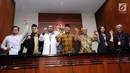 Ketua KPK, Agus Rahardjo (tengah) bersama pegiat anti-korupsi berfoto usai pertemuan di Gedung KPK, Jakarta, Selasa (31/10). Pertemuan membahas perkembangan kasus penyerangan penyidik KPK, Novel Baswedan. (Liputan6.com/Helmi Fithriansyah)