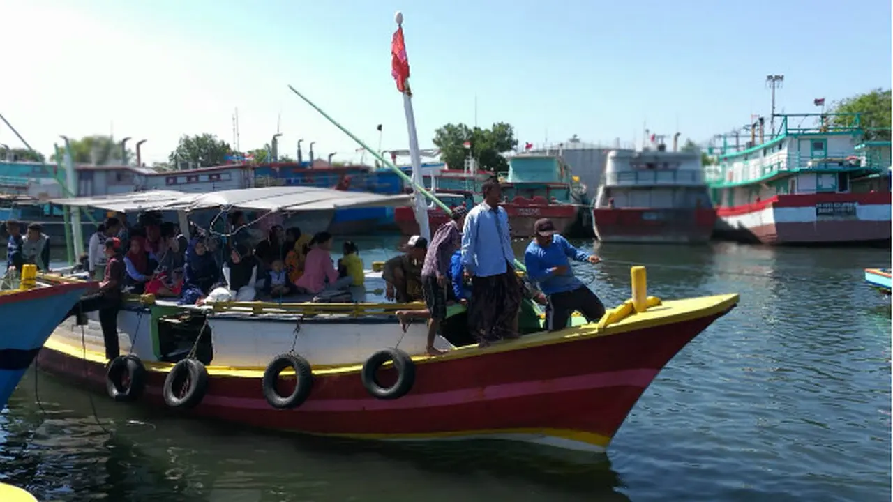 Jaga Tradisi Saat Lebaran, Warga Pulau Gili Ketapang Probolinggo Gelar Ritual Petolekoran