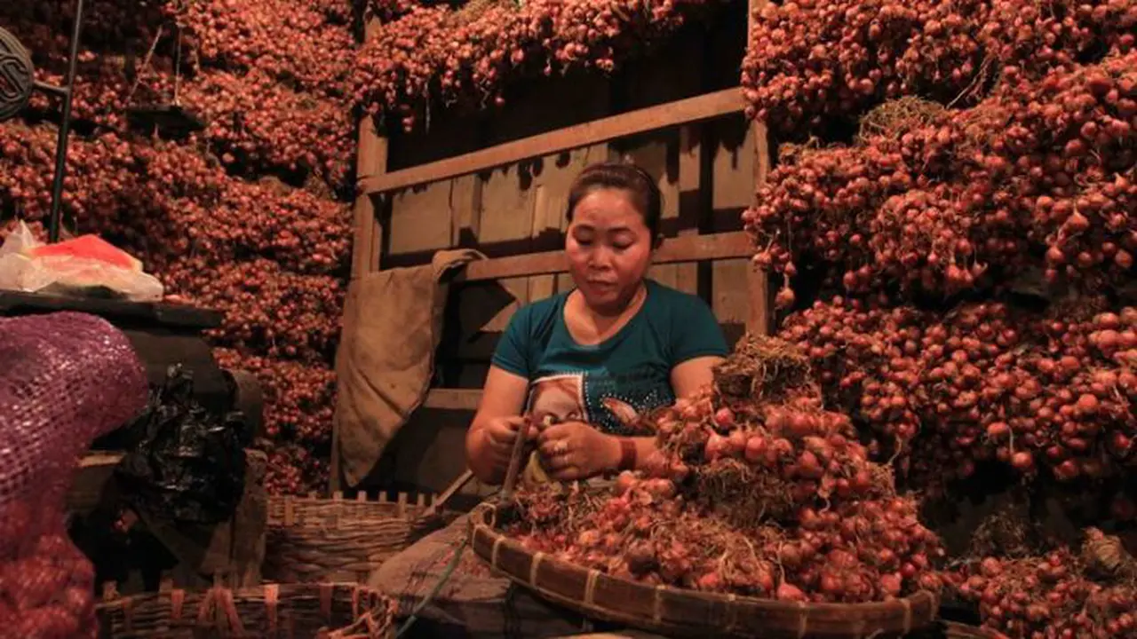 Pedagang bawang merah di Malang, Jawa Timur.