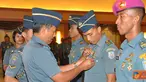 Citizen6, Surabaya: Penyematan tanda peserta kepada perwakilan peserta Dikspespa dan Diksarcab oleh Dankobangdikal Laksda TNI Djoko Teguh Wahojo. (Pengirim: Penkobangdikal).