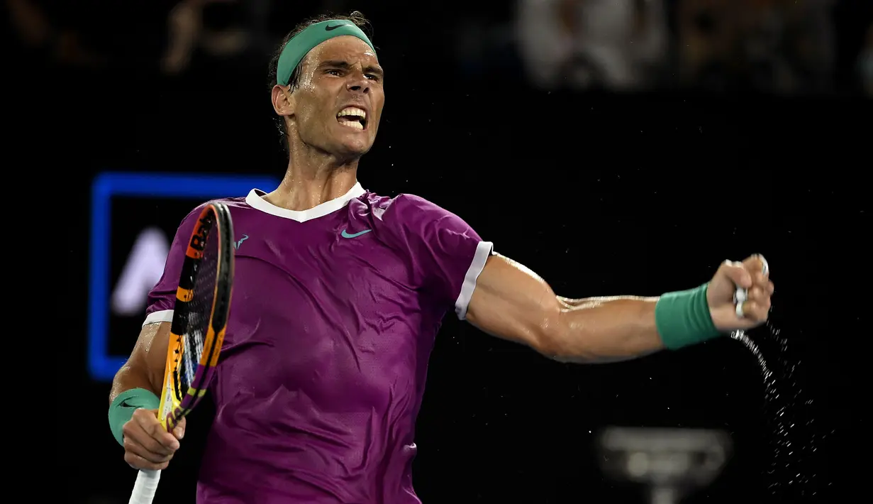 Nadal berusaha bangkit. Ia berhasil memperpanjang laga dengan memenangkan dua gim beruntun di set ketiga dan set keempat dengan skor 6-4 dan 6-4. (AP/Andy Brownbill)