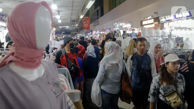 Pasar Tanah Abang Ramai Dikunjungi Warga
