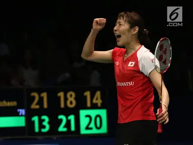 Pebulu tangkis Jepang, Sayaka Sato berteriak usai memastikan kemenangan atas pemain Thailand, Nitchaon Jindapol di Semifinal Indonesia Open 2017 di Jakarta, Sabtu (17/6). Sato unggul 13-21, 21-18, 21-14. (Liputan6.com/Helmi Fithriansyah)