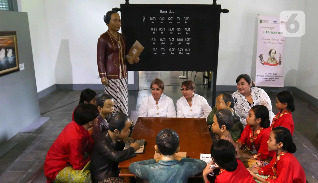 Siswa Sekolah Darurat Kartini bersama Komunitas Istri Ikatan Dokter Indonesia (IIDI) dan Komunitas Wanita Indonesia Tanpa Tembakau (WITT) saat memeriahkan dan memperingati Hari Kartini di Museum Kebangkitan Nasional (ex Gedung Stovia), Jakarta, Kamis (21/4/2022). (Liputan6.com/Herman Zakharia)