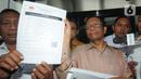 Menko Polhukam, Mahfud Md menunjukkan tanda terima Laporan Harta Kekayaan Penyelenggara Negara (LHKPN) di Gedung KPK, Jakarta, Senin (2/12/2019). Diberitakan sebelumnya, KPK mengimbau para menteri untuk melaporkan kekayaan mereka ke KPK. (merdeka.com/Dwi Narwoko)