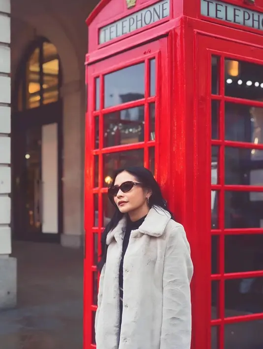 Di sepanjang jalan London, dia terlihat menggerai rambut panjangnya dan menambahkan sunglesses sebagai aksesoris.