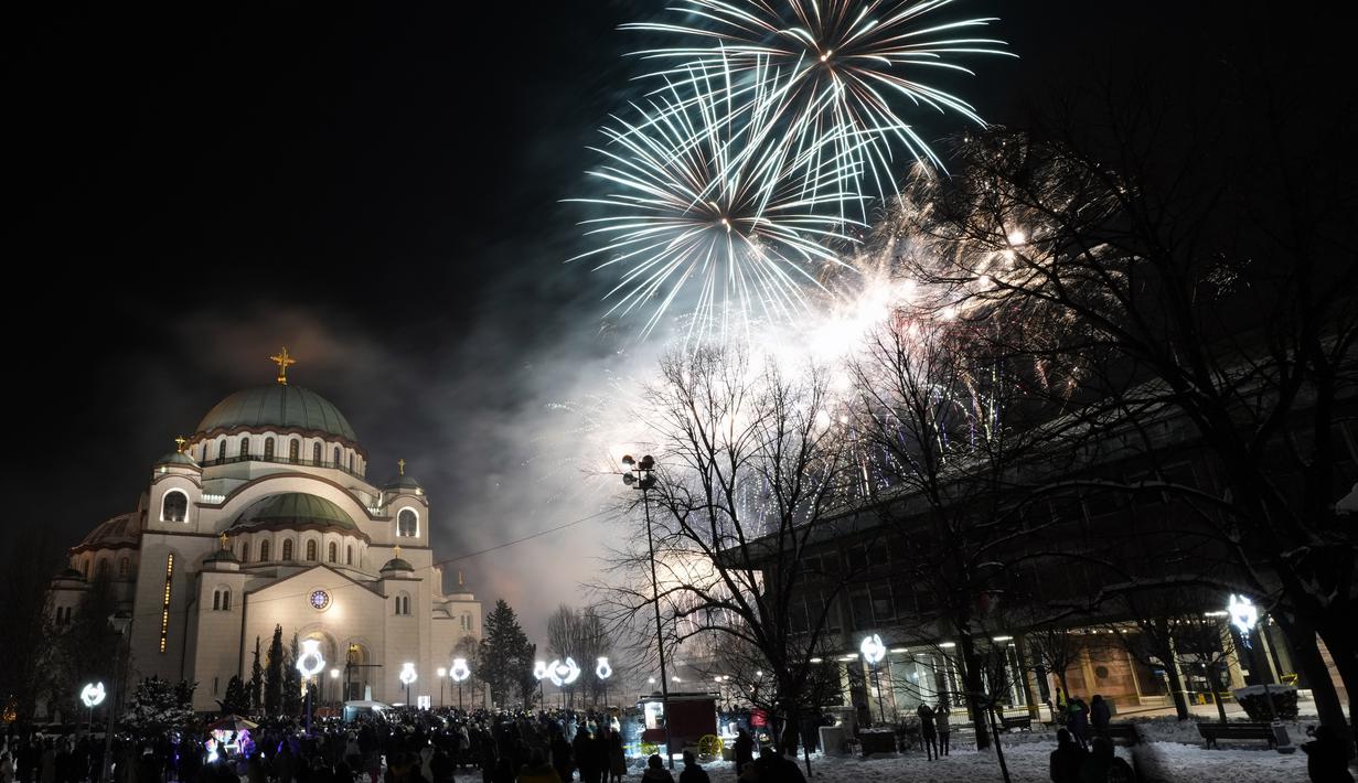 Kembang api menerangi langit di atas Kuil St. Sava di Beograd, Serbia, Jumat (14/1/2022). Umat Kristen Ortodoks di Serbia merayakan Tahun Baru pada 14 Januari, menurut kalender Julian. (AP Photo/Darko Vojinovic)