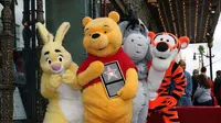 Rabbit, Winnie The Pooh, Eeyore dan Tigger berpose bersama, saat Winnie the Pooh menerima penghargaan di Hollywood Walk of Fame, Los Angeles, Amerika Serikat. (AFP/Michael Buckner)