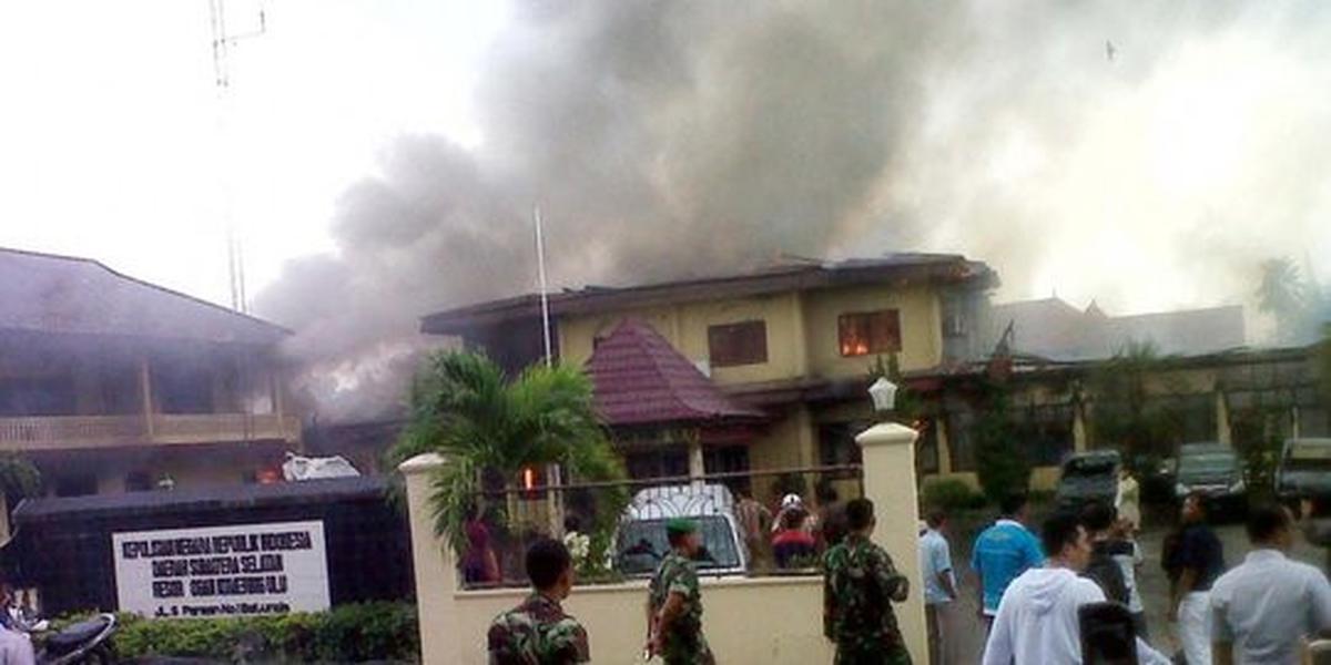 Polisi tembak prajurit TNI, Batalyon Armed 15 bakar Polres OKU