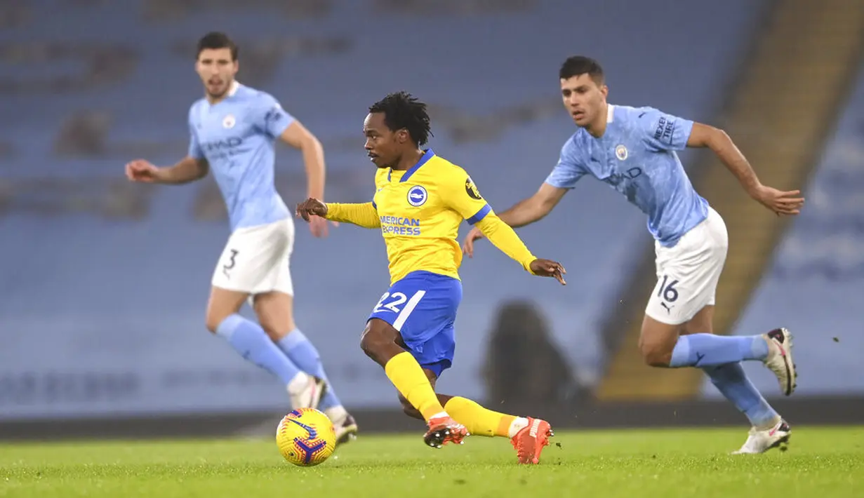 Pemain Brighton and Hove Albion Percy Tau mengontrol bola saat melawan Manchester City pada pertandingan Liga Inggris di Etihad Stadium, Manchester, Inggris, Rabu (13/1/2021). Manchester City menang 1.0. (Laurence Griffiths, Pool via AP)
