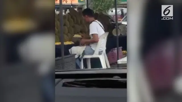 Aksi curang dan menjijikkan diperagakan seorang pedagang durian kupas. Ia meludahi dagangannya agar terlihat segar dan mengkilat.