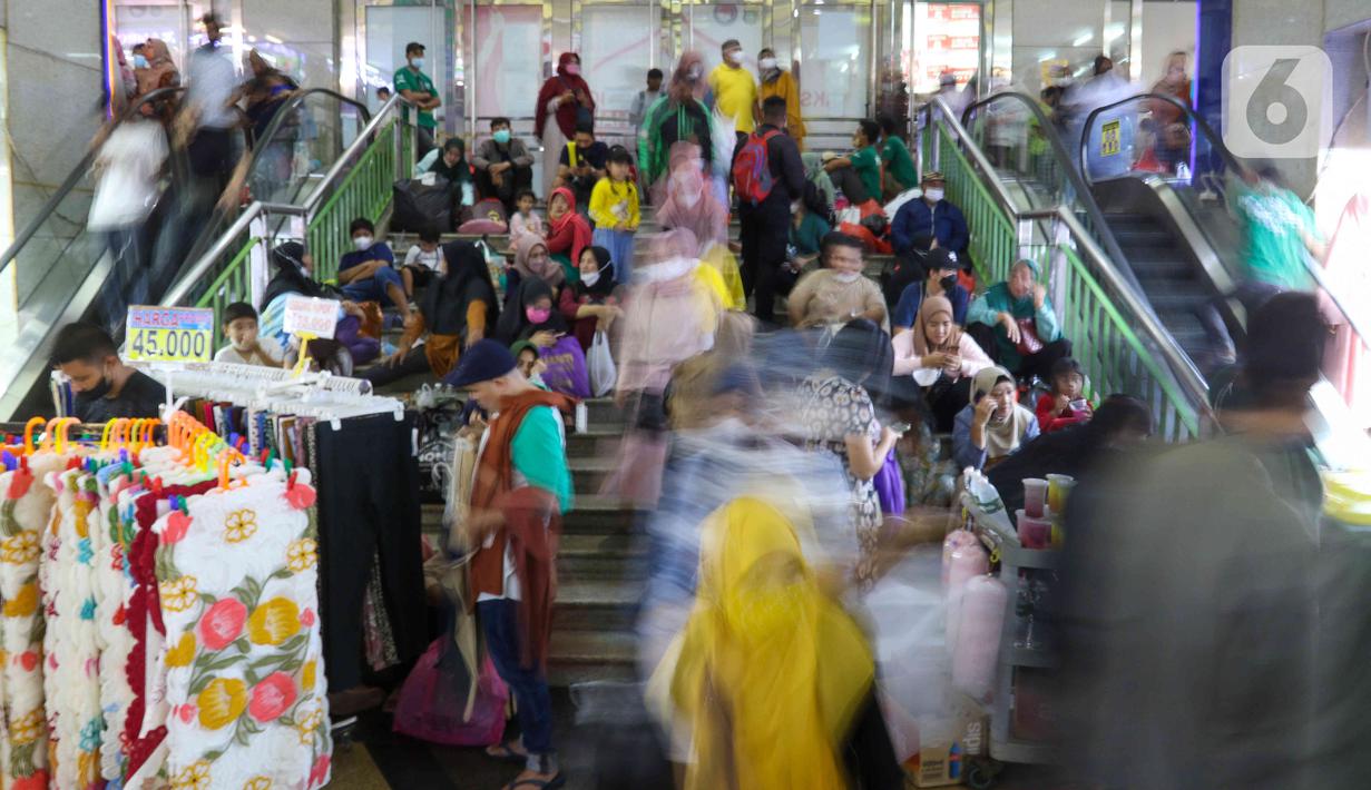 <p>Suasana pasar Tanah Abang yang mulai ramai pengunjung di Jakarta, Sabtu (23/4/2022). Menjelang Lebaran, Pasar Tanah Abang dipadati pengunjung yang memburu busana atau pakaian muslim untuk menyambut Hari Raya Idul Fitri 1443 Hijriah. (Liputan6.com/Herman Zakharia)</p>