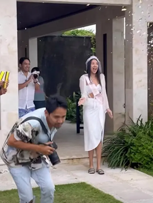 Mengenakan strapless bikini dan rok, Anya Geraldine tampil santai. [instagram/anyageraldine]