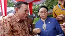 Managing Director Sinar Mas, G. Sulistiyanto berbincang dengan Menteri Luar Negeri Retno Marsudi saat menggelar Bazar Rakyat di lapangan parkir Kementerian Luar Negeri, Jakarta. (19/08). (Liputan6.com/Angga Yuniar)