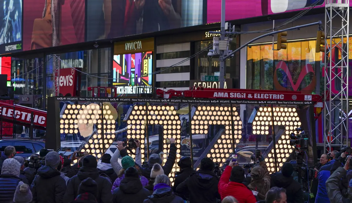 Tanda 2022 yang akan menyala di atas sebuah gedung pada Malam Tahun Baru ditampilkan di Times Square, New York, Senin (20/12/2021). Menurut Wali Kota NYC Bill de Blasio, kepastian perayaan Malam Tahun Baru di Times Square akan pada Natal pekan ini. (AP Photo/Seth Wenig)