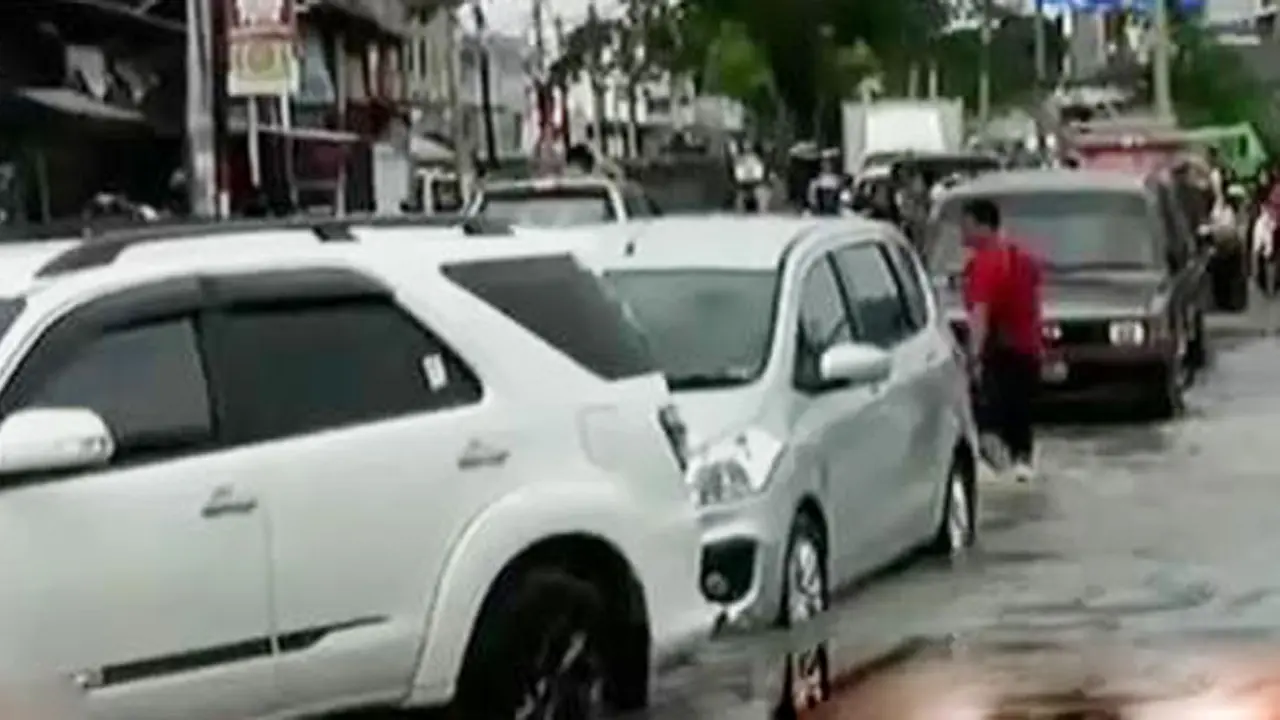 Banjir Rendam Tangerang hingga Halloween Terakhir di Gedung Putih