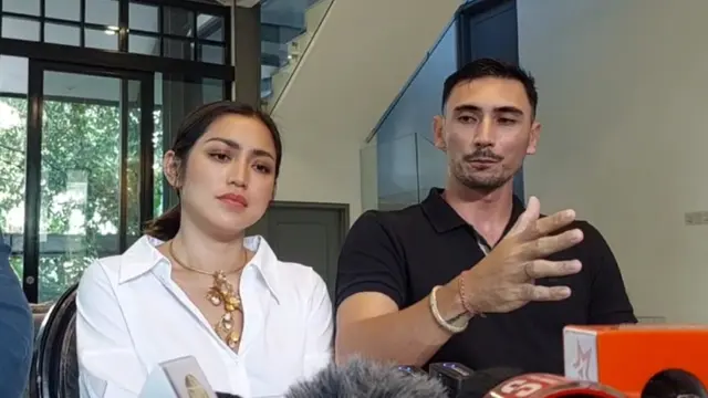 Jessica Iskandar dan suaminya Vincent Verhaag saat jumpa pers soal kasus penipuan di Jakarta, Rabu (8/3/2023) (Liputan6.com/M. Altaf Jauhar)