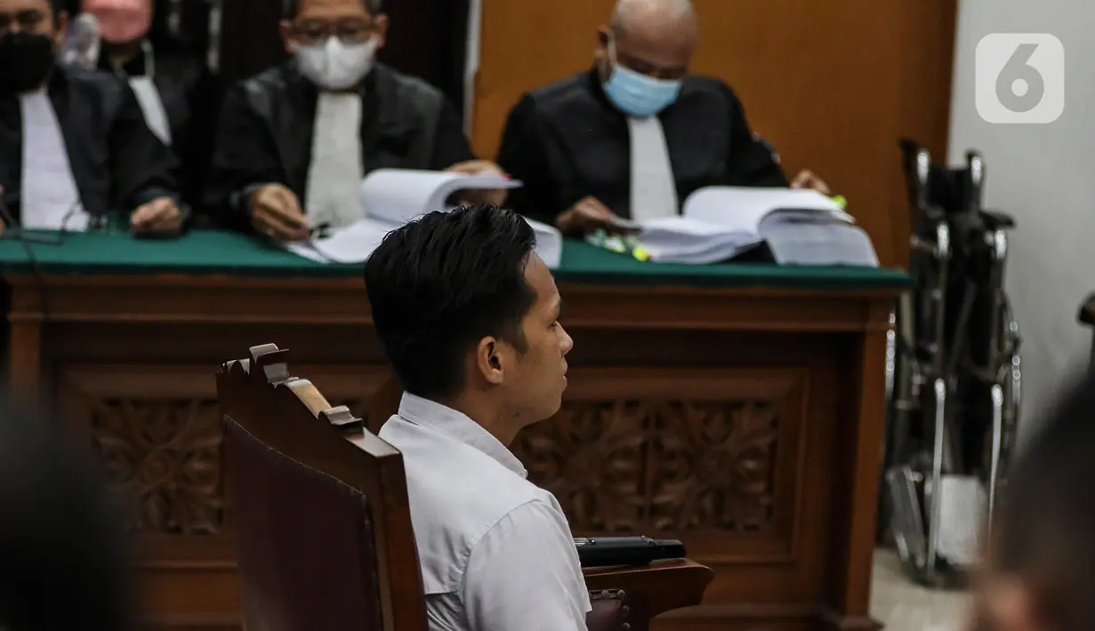 Terdakwa Richard Eliezer Pudihang Lumiu menjalani sidang lanjutan dalam kasus pembunuhan Brigadir Yosua Hutabarat di Pengadilan Negeri Jakarta Selatan, Rabu (18/1/2023).  Richard Eliezer didakwa bersama tiga orang lain, yakni Ferdy Sambo, Ricky Rizal, dan Kuat Ma’ruf dengan Pasal 340 KUHP jo Pasal 55 ayat (1) ke-1 KUHP subsider Pasal 338 KUHP jo Pasal 55 ayat (1) ke-1 KUHP. (Liputan6.com/Johan Tallo)