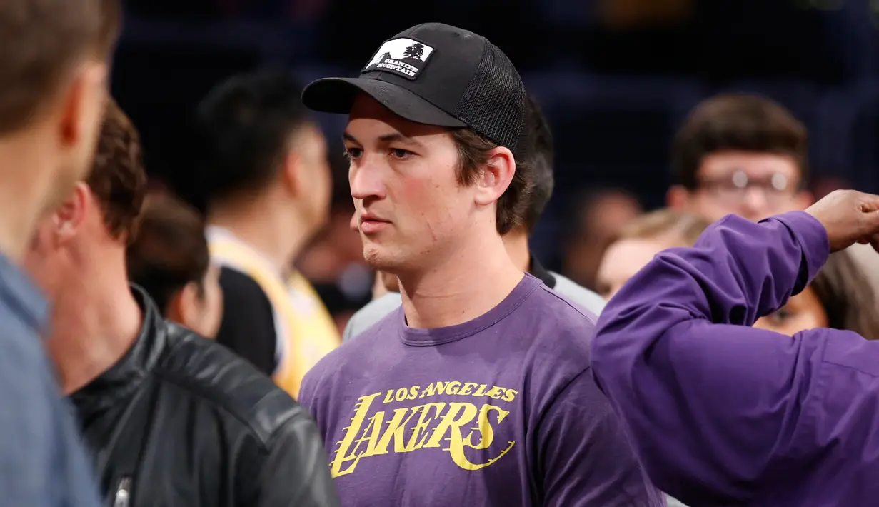 Aktor Miles Teller ditepi lapangan menonton pertandingan NBA antara Los Angeles Lakers melawan Washington Wizards di Los Angeles (28/3). Pertandingan itu dimenangkan Washington Wizards dengan skor 108 - 119 atas LA Lakers. (AP Photo/Danny Moloshok)