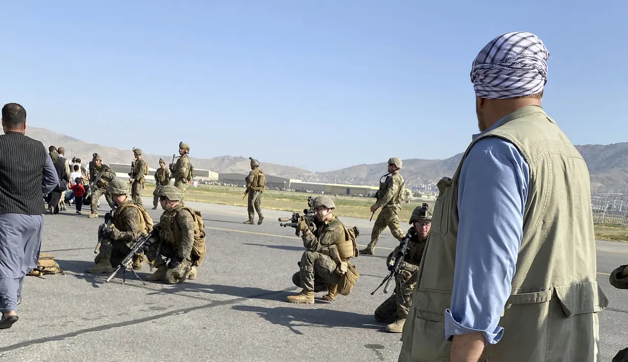 Tentara AS mengambil posisi untuk menjaga di sepanjang perimeter di bandara internasional di Kabul, Afghanistan (16/8/2021). Militer dan pejabat AS fokus di bandara Kabul, di mana ribuan warga Afghanistan terjebak oleh Taliban tiba-tiba. (AP Photo/Shekib Rahmani)