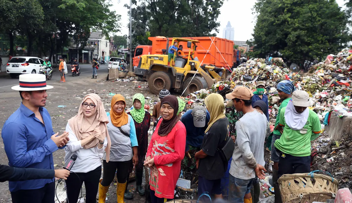 "Menjadi pelajaran buat anak. Kenapa harus jijik?" ucap Okie Agustina di kawasan Kalibata, Jakarta Selatan, Jumat (24/2). (Nurwahyunan/Bintang.com)