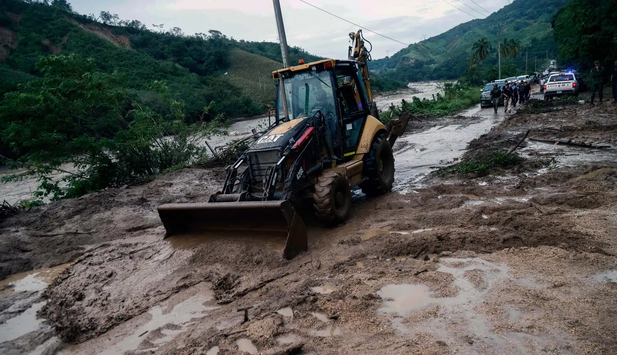 Pihak berwenang Meksiko bergegas mengirimkan bantuan darurat, memulihkan komunikasi, dan menilai kerusakan di resor pantai Pasifik Acapulco pasca terjangan badai Otis. (FRANCISCO ROBLES/AFP)