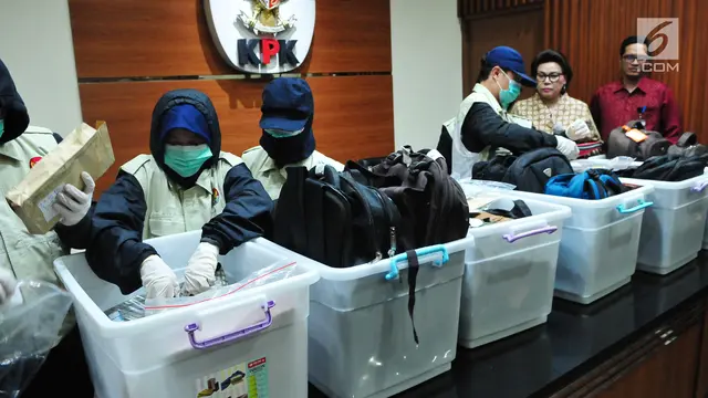PHOTO: OTT Pejabat Kemenhub, KPK Tunjukan Barang Bukti Uang Lebih dari Rp 20 M