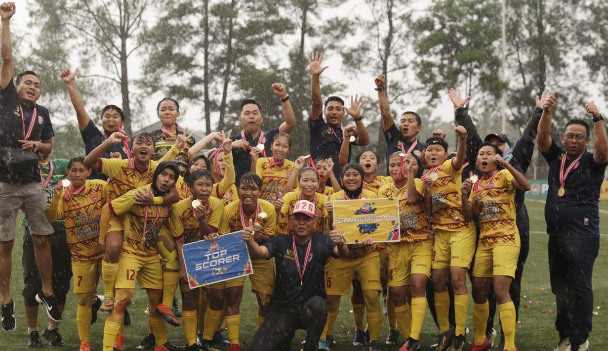 Para pemain Sumatra Selatan merayakan gelar juara Piala Pertiwi setelah mengalahkan Bangka Belitung pada laga final di NYTC Sawangan, Depok, Jumat (3/5). Sumsel menang 2-1 atas Babel. (Bola.com/Vitalis Yogi Trisna)