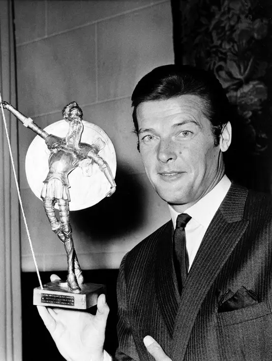 Tujuh film James Bond telah dibintangi Roger, namun ia sempat vakum sementara waktu selama lima tahun. Dan kembali berakting di tahun 1990 dalam filmnya yang berjudul Fire, Ice and Dynamite dan Bullseye. (APexchange/Bintang.com)