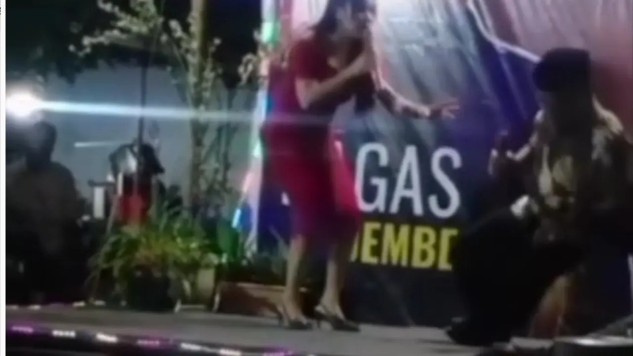 Seorang kepala desa di wilayah Jember terjatuh lalu meninggal dunia saat sedang bernyanyi bersama seorang penyanyi di atas panggung.