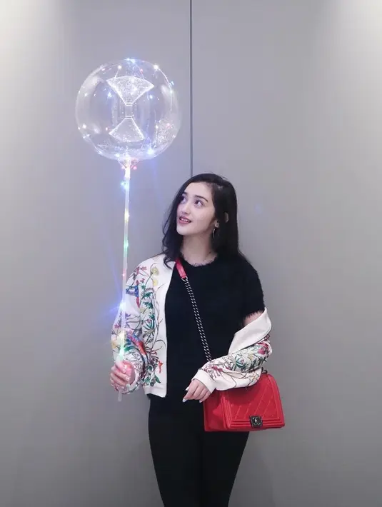 Gaya berbusana Ranty Maria terbilang tak pernah membosankan. Ia selalu bergonta-ganti gayanya, mulai dari simple dan kasual, hingga tampil glamor elegan. Untuk yang satu ini adalah gaya kasual dari seorang Ranty. (Instagram/rantymaria)