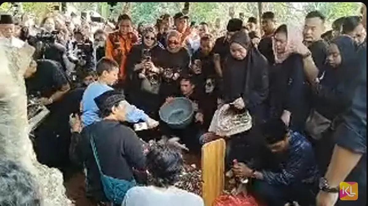 10 Potret Suasana Pemakaman Mpok Alpa, Diiringi Tangis Keluarga dan Sahabat