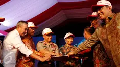 Kapolri Jenderal Pol Tito Karnavian bersama Menteri BUMN Rini Soemarno meresmikan 3 aplikasi online, di Jakarta, Jumat (16/12). Ketiga aplikasi tersebut adalah e-Samsat, e-Tilang dan SIM Baru Online. (Liputan6.com/Angga Yuniar)