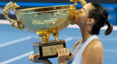 Petenis Prancis, Caroline Garcia mencium trofi yang diraihnya usai mengalahkan petenis nomor satu dunia Simona Halep pada final China Terbuka di Beijing, Minggu (8/10). Garcia, menjadi juara dengan mengalahkan Simona Halep 6-4, 7-6. (AP/Ng Han Guan)