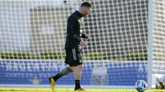 Pemain Argentina Lionel Messi menendang bola saat sesi latihan sebelum melawan Venezuela pada pertandingan sepak bola kualifikasi Piala Dunia 2022 di Buenos Aires, Argentina, 23 Maret 2022. (AP Photo/Natacha Pisarenko)