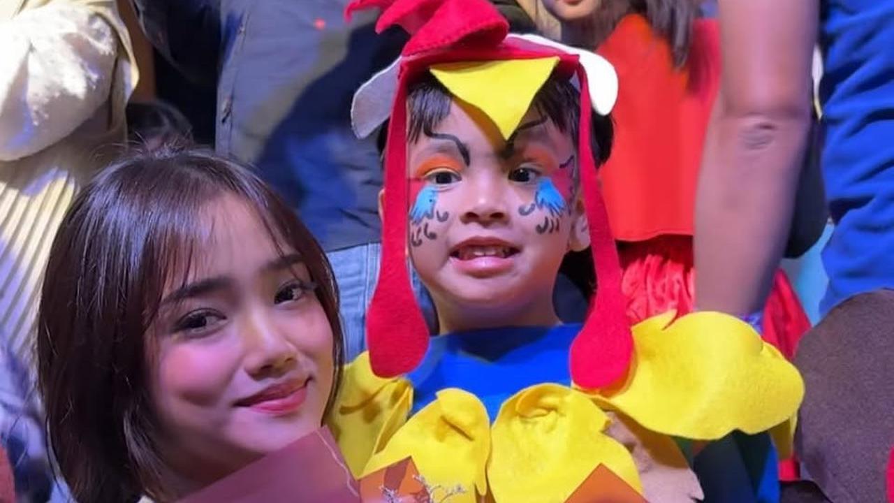 Lucu dan Bikin Gemas, Potret Gala Sky Anak Mendiang Vannesa Angle Pakai Kostum Ayam saat Tampil di Acara Sekolah