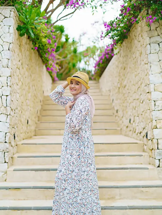 Tampil berhijab, pesona Intan Nuraini pun makin menawan. Lesung pipi manisnya ini selalu mencuri perhatian meski sudah tidak muda seperti dahulu. Saat ini ia puk kerap berkumpul bersama keluarga daripada muncul di layar kaca. (Liputan6.com/IG/intan_nuraini23)