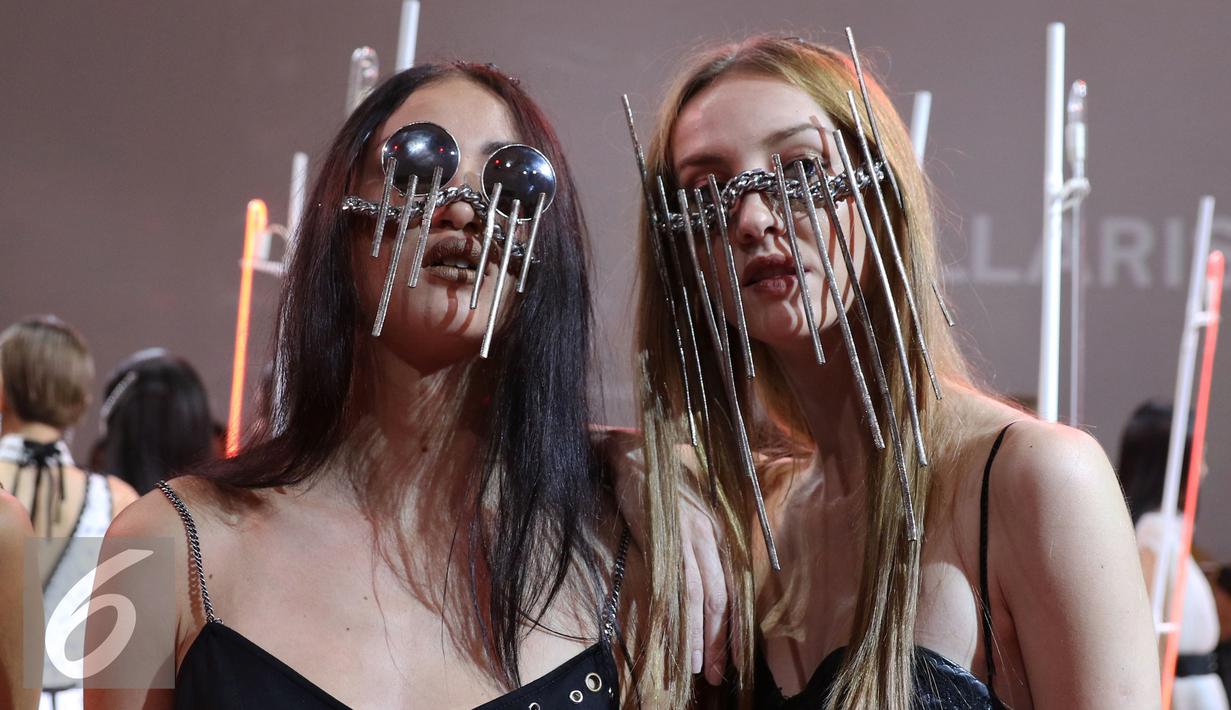 Model berpose dengan mengenakan koleksi Desainer Stella Rissa dalam peragaan busana IPMI Trend Show 2017 di Senayan City, Jakarta (9/11). Stella Rissa menampilkan sebanyak 24 rancangan siluet gotik ala tahun 50an. (Liputan6.com/Gempur M. Surya)