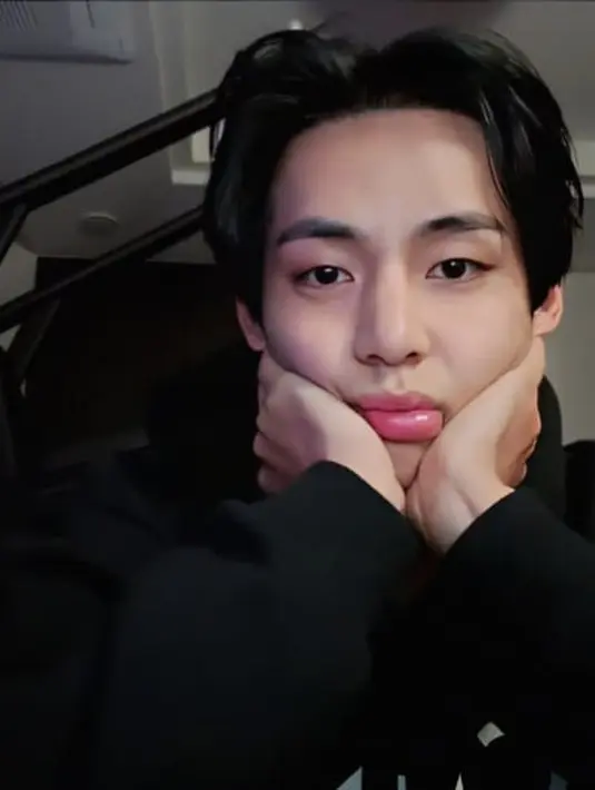 Delapan jam kemudian, Taehyung mengadakan sesi Weverse Live dan memberi tahu penggemar tentang keberadaan terkininya. Kemunculannya langsung menghilangkan rumor bahwa ia telah mencukur habis rambutnya. (Foto: Weverse Live via Allkpop)