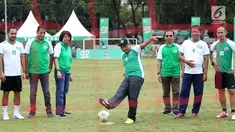 Presdir Nestlé Indonesia Dharnesh Gordhon (tengah) melakukan tendangan pada acara Kick-off MILO Football Championship 2019 pada acara MILO Football Championship di Lapangan Banteng, Jakarta, Sabtu (2/3). (Liputan6.com/Pool/Image Dynamics)