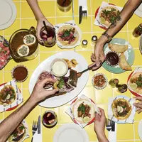 Cinco De Mayo di Motel Mexicola Seminyak diwarnai keseruan tarian reggaeton tanpa henti dan pesta 6 menu makanan Meksiko.