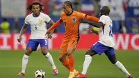 Gelandang serang Belanda Xavi Simons mendapatkan pengawalan ketat saat memasuki pertahanan Prancis di laga grup D Euro 2024 (AP)
