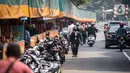 Pegawai perkantoran di Jalan Sudirman, Jakarta, Rabu (29/7/2020). Penularan Covid-19 makin meluas dan kluster baru terus bermunculan sejak meningkatnya aktivitas warga. (Liputan6.com/Faizal Fanani)