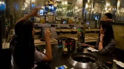 Hajime Robot Restoran adalah restoran Jepang di Bangkok, Thailand yang menampilkan pelayan robot sebagai atraksi utama. Restoran ini menjadi restoran robot pertama di Thailand. Pelayan robot dapat menyajikan hidangan tanpa bantuan manusia. (AFP PHOTO)