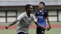Pemain Timnas Indonesia U-16 saat melawan Tim Piala Soeratin Bekasi U-17 di Stadion Patriot, Bekasi, Jumat (13/3/2020). Kedua tim bermain imbang 1-1. (Bola.com/M Iqbal Ichsan)