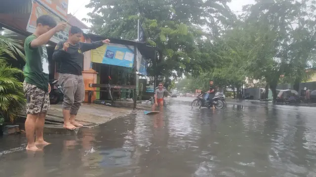 Mancing saat banjir di Medan
