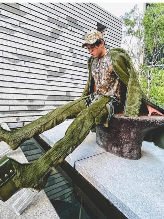 7 Foto Gaya Nyentrik Arnold Putra, Desainer Aksesori Indonesia yang
